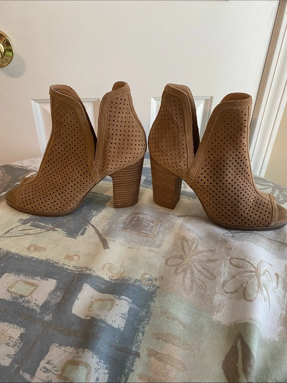 Lucky Brand Tan Perforated Leather Open-Toe Block Heel Booties Size 9.5 Heels 4”